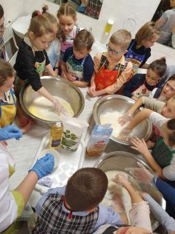Мастер-класс по выпеканию булочных изделий в рамках Российской недели школьного питания.